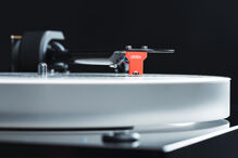 Pro-Ject X2 B + Ortofon Quintet RED (2)