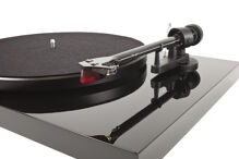 Pro-Ject Debut E Carbon + Ortofon 2M-Red (4)
